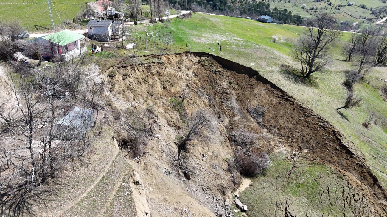 Ispezione visiva dei danni da frana e del rischio residenziale