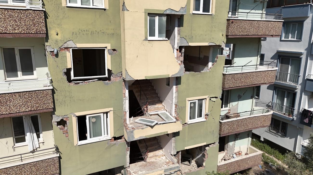 Valutazione visiva tramite droni delle prestazioni degli edifici in cemento armato dopo i terremoti.