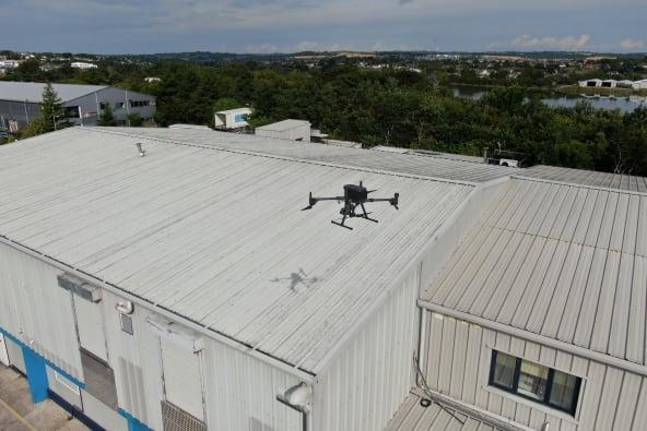 Manutenzione senza impalcature e controllo dei danni per tetti di
fabbriche e aree di impianti industriali Manutenzione senza impalcature e controllo dei danni per tetti di fabbriche e aree di impianti industriali