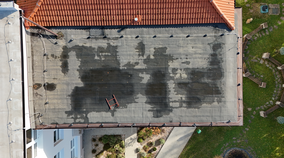 “Uma inspeção visual da estrutura da cobertura utilizando imagens captadas por drone.” “Uma inspeção visual da estrutura da cobertura utilizando imagens captadas por drone.”