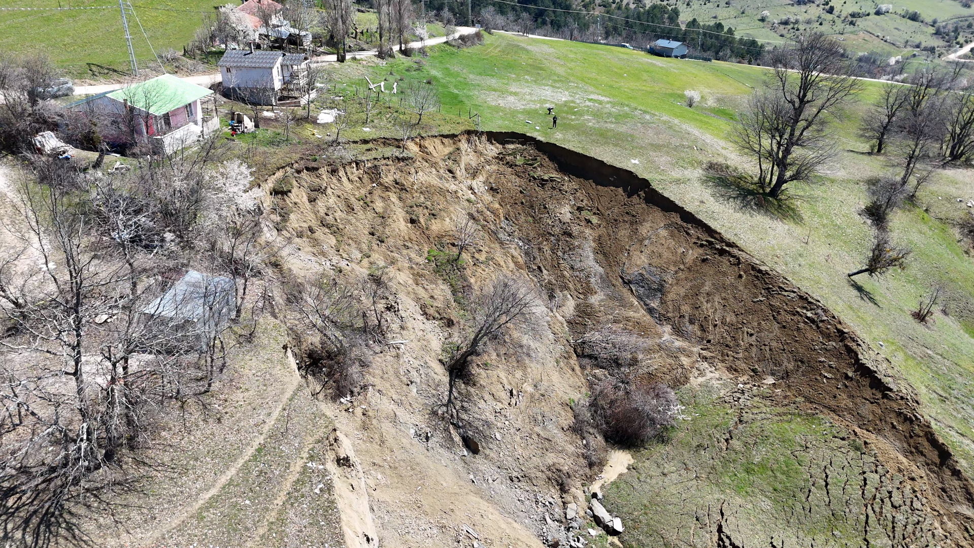 Inspeção visual de danos causados por deslizamentos de terras e do risco residencial com recurso a drones Inspeção visual de danos causados por deslizamentos de terras e do risco residencial com recurso a drones