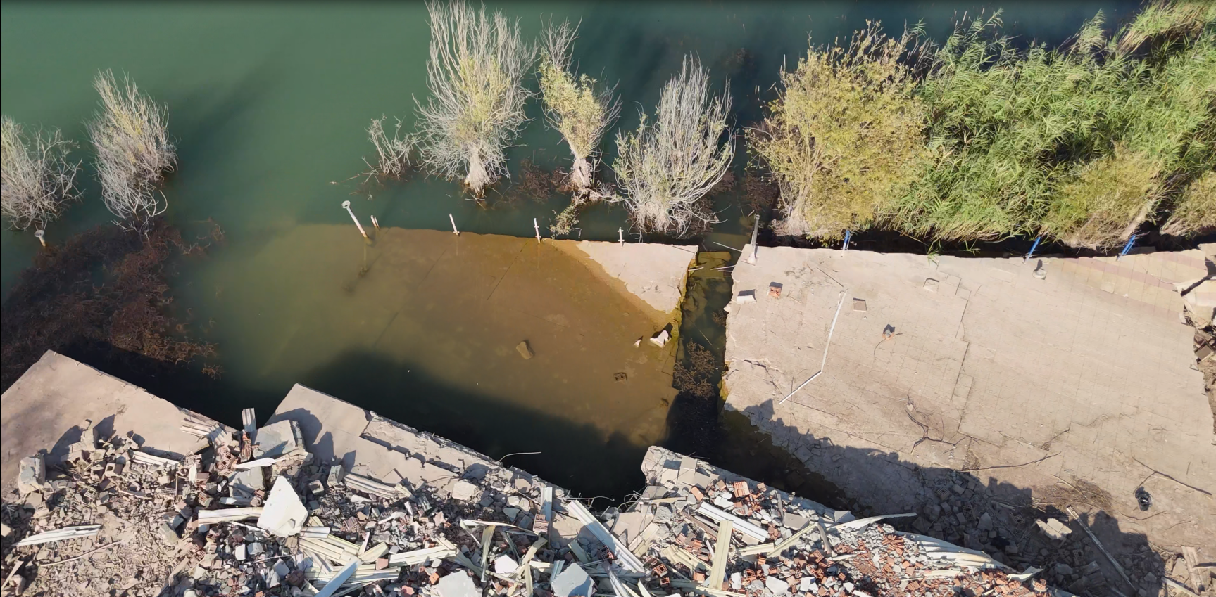 Inspeção Visual com Drone do Deslocamento Lateral do Solo ao Longo da Margem de um Lago Após um Terramoto