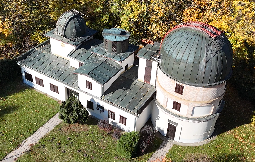 Volo di un drone intorno all’osservatorio astronomico di Hurbanovo Volo di un drone intorno all'osservatorio astronomico di Hurbanovo
